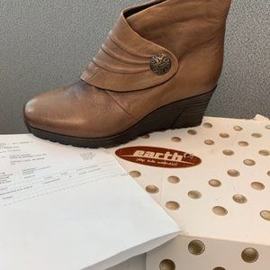 Earth Shoes Tan Leather Booties